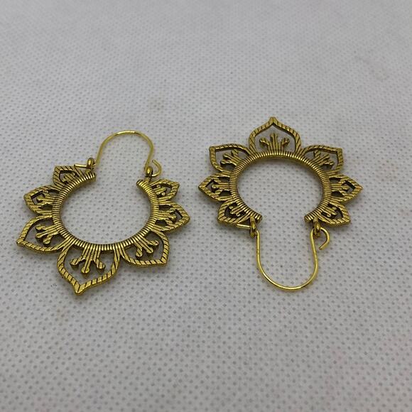 Vintage Boho Mandala Flower Hoop Earrings Gold Tone Brass Earwire Dangle Style - Picture 7 of 11